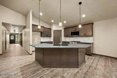Property 26-10401 - Photo 2